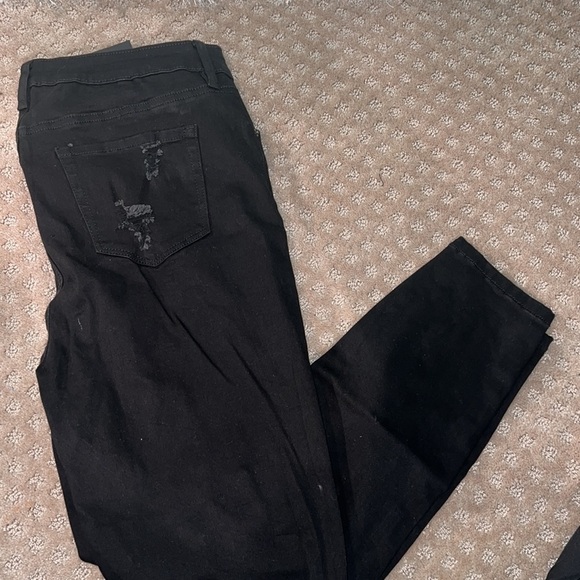 FASHION NOVA - Never worn black distressed jeans - Picture 5 of 12